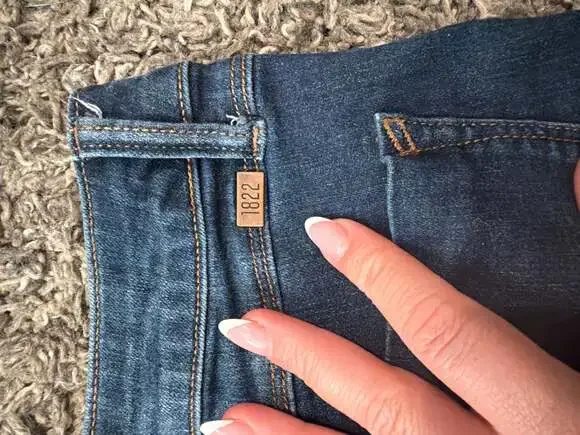 1822 Denim Women's Mid-Rise Raw Hem Distressed Cut-Off Denim Shorts Blue Size 8 - Picture 5 of 5